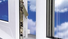 Почему трещит пластиковое окно? 