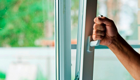 Как поменять ручку на окне?