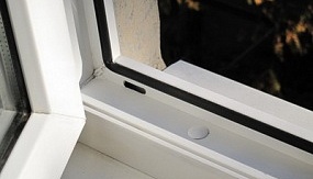 Зачем в пластиковых окнах отверстия?